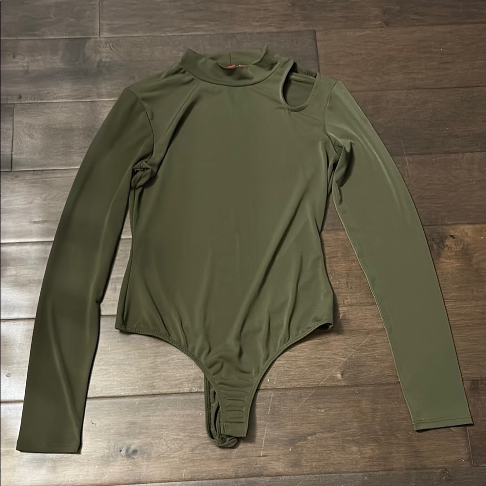 Guess women’s olive Green keyhole body suit size medium